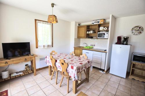 Photo de la galerie de l'établissement Résidence Le Schuss 1 - Appartement au pied des pistes avec terrasse vue Mont-Charvin MAE-3434, à Notre-Dame-de-Bellecombe