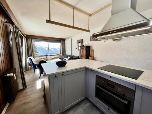 une cuisine avec un évier et un plan de travail dans l'établissement Résidence Les Alpages - Appartement avec une vue exceptionnelle, proche des pistes et piscine en été MAE-2434, à Notre-Dame-de-Bellecombe