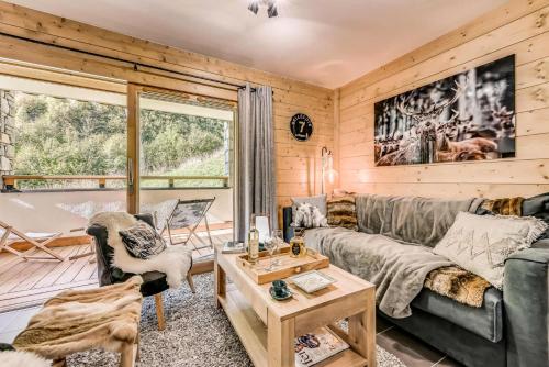 un salon avec un canapé et une table dans l'établissement Résidence Les Balcons EtoilÉs - Appartement 4 au pied des pistes MAE-4224, à Champagny-en-Vanoise