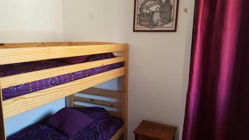 une chambre avec deux lits superposés dans une pièce dans l'établissement Résidence Les Valmonts - 3 pièces 6 personnes exposé Ouest MAE-9544, à Valloire