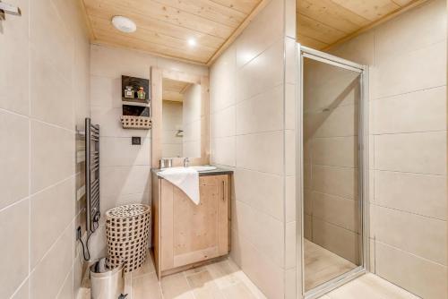un bagno con lavandino e doccia di Résidence Les Nouveaux Alpages - Appartement très confortable avec accès SPA inclus MAE-8224 a Champagny-en-Vanoise