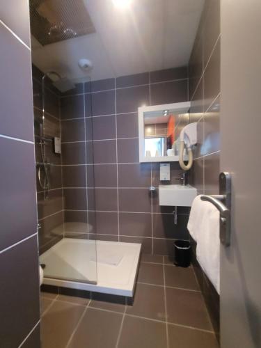 a bathroom with a shower and a sink at KYRIAD ORANGE Centre Ville - HOTEL & RESTAURANT & BAR - La Galerie d'Art des Princes - Provence Alpes Côte d'Azur - France - Proche A7-A9 - exit21- Châteauneuf-du-Pape Avignon Bollene Nimes - 24h-24h in Orange
