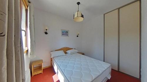 une petite chambre avec un lit dans une pièce dans l'établissement Résidence Terrasses De La Bergerie - 2 pièces cabine 6 personnes MAE-5234, à Orcières