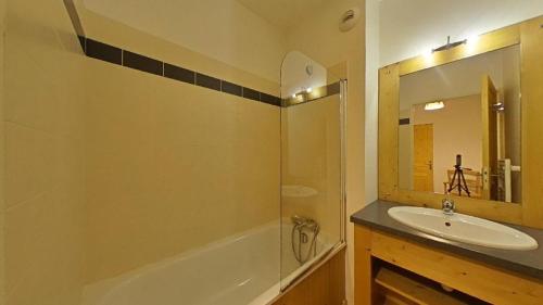 une salle de bain avec un lavabo, une baignoire et un miroir dans l'établissement Résidence Terrasses De La Bergerie - 2 pièces cabine 6 personnes MAE-5234, à Orcières