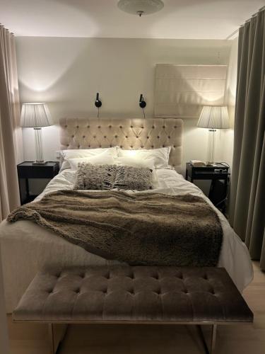 sypialnia z dużym łóżkiem z dwoma stolikami w obiekcie Trekker's Haven: Noux National Park Retreat w mieście Espoo