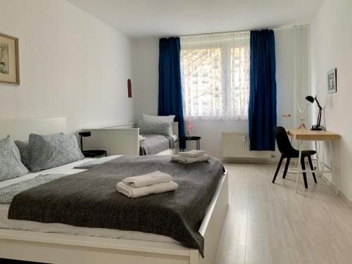 1 dormitorio con 1 cama con 2 toallas en Home Wilma en Berlín