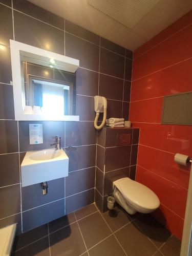 a bathroom with a toilet and a sink at KYRIAD ORANGE Centre Ville - HOTEL & RESTAURANT & BAR - La Galerie d'Art des Princes - Provence Alpes Côte d'Azur - France - Proche A7-A9 - exit21- Châteauneuf-du-Pape Avignon Bollene Nimes - 24h-24h in Orange