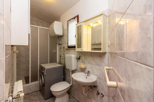 uma pequena casa de banho com WC e lavatório em Ferienwohnung für zwei Personen em Fažana