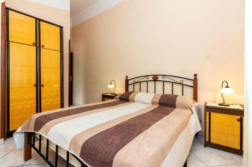 1 dormitorio con 1 cama y vestidor con 2 lámparas en Ferienwohnung für zwei Personen, en Fažana