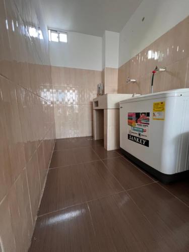 バジェドゥパルにあるApartamento confort Edificio Monteverde en el corazón de valleduparのバスルーム(洗面台、トイレ付)が備わります。