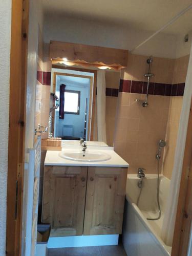 une salle de bain avec un lavabo et une baignoire dans l'établissement Résidence Cristallines - 2 Pièces cabine 6 personnes MAE-0084, à Orcières
