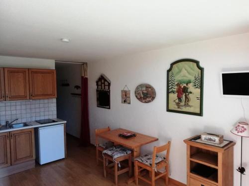 a kitchen with a table and a small table and chairs at Résidence Les Charmettes - Agréable studio pour 2 personnes, idéalement situé, près des pistes et du centre commercial MAE-4304 in Arc 1600