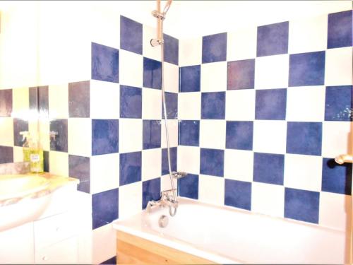 une salle de bain avec un mur à carreaux noir et blanc dans l'établissement Résidence Pistes - APPARTEMENT T3 POUR 6 PERSONNES MAE-9564, au Corbier