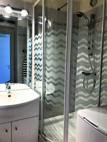 une salle de bain avec douche et lavabo dans l'établissement Résidence Lunik - APPARTEMENT DEUX PIECES 6 PERSONNES MAE-5364, au Corbier