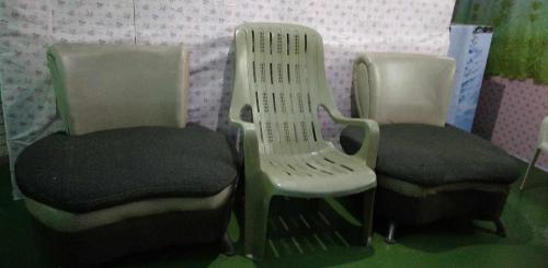 duas cadeiras sentadas uma ao lado da outra num quarto em Quickshape/Quickshield Homestay em Naga