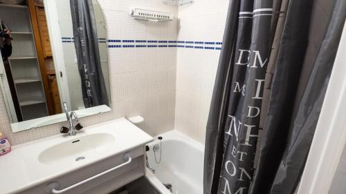 La salle de bains est pourvue d'un lavabo et d'un rideau de douche. dans l'établissement Résidence Thabor - Studio pour 4 Personnes 034, à Modane