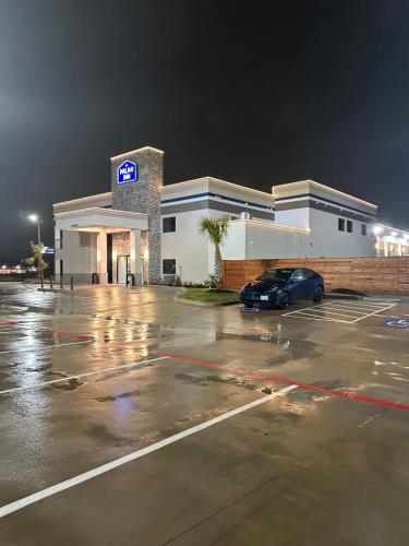 una gasolinera con un coche aparcado en un aparcamiento en Palace Inn Blue Jones Road & FM1960 en Houston