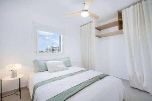 - une chambre blanche avec un lit et une fenêtre dans l'établissement Mykonos Vibes - 3 BR, à Tel Aviv