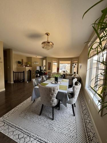 sala de estar con mesa y sillas en Happy House - Regina City en Regina