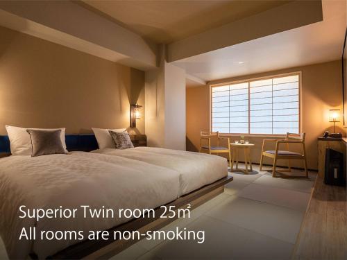 京都市にあるホテルリソル京都 河原町三条のベッドルーム1室(ベッド1台、テーブル、窓付)