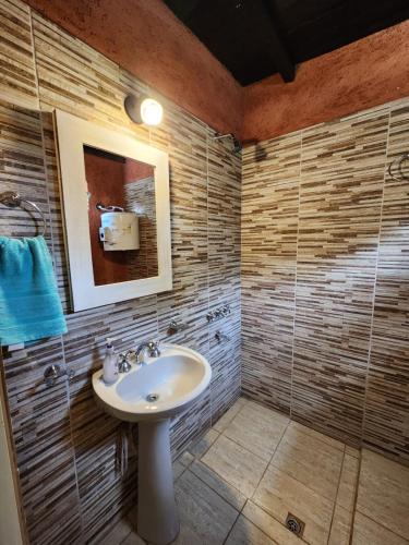 een badkamer met een wastafel en een spiegel bij La Vivi in Villa Larca