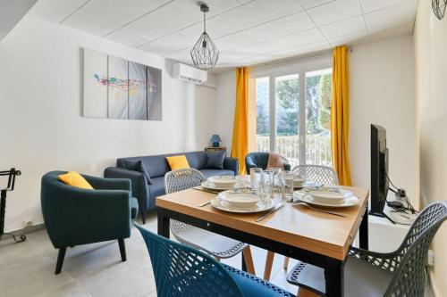une salle à manger et un salon avec une table et des chaises dans l'établissement Belle Vue - T5 rénové avec balcon et parking, à Marseille