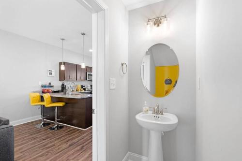 Ένα μπάνιο στο Make Lemonade in luxury w king bed and free parking plus 40 minutes to Nashville
