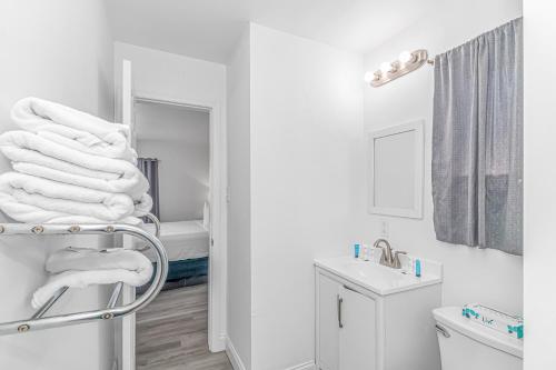 - une salle de bains blanche avec un porte-serviettes à côté d'un lavabo dans l'établissement Sun Fun, à Myrtle Beach