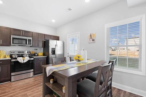 Η κουζίνα ή μικρή κουζίνα στο Make Lemonade in luxury w king bed and free parking plus 40 minutes to Nashville