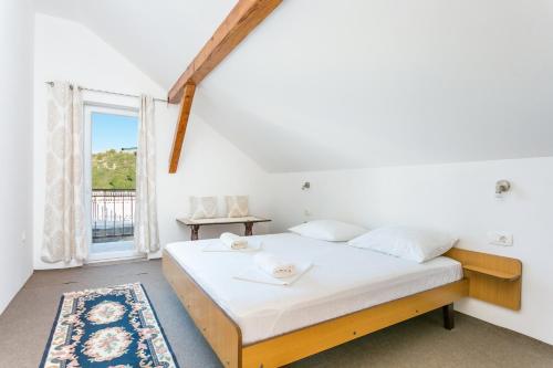 Postel nebo postele na pokoji v ubytování Apartments by the sea Podaca, Makarska - 2783