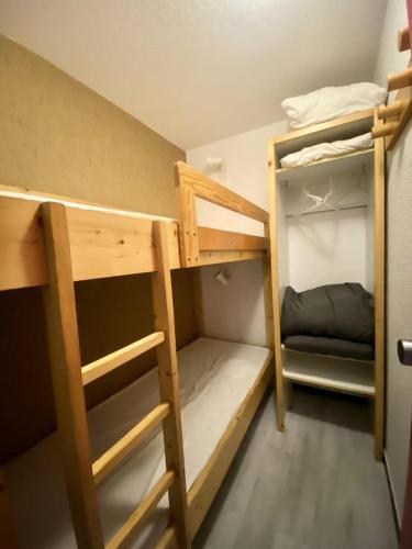 une chambre avec deux lits superposés et une échelle dans l'établissement Résidence Arcelle - Val Thorens centre station, confortable appartement pour 4 personnes MAE-2084, à Val Thorens