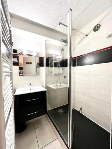 une salle de bain avec un lavabo et une douche dans l'établissement Résidence Les Balcons Du Charvin - Agréable appartement avec terrasse proche ski-bus et commerces MAE-2354, à Notre-Dame-de-Bellecombe