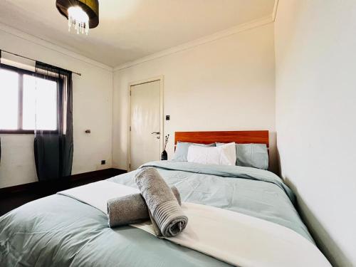 una camera con due letti e asciugamani di Salina Seaview Retreat a Naxxar