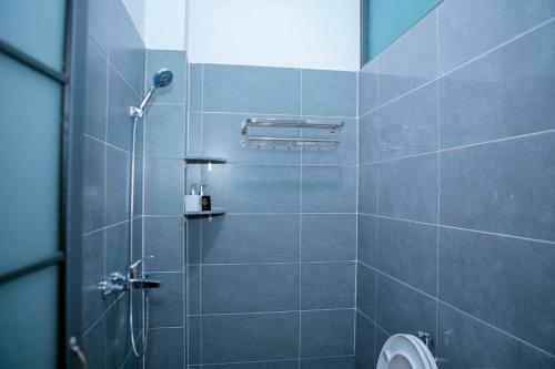 eine Duschkabine mit WC im Bad in der Unterkunft Thành Phố Mới Hotel in Ðịnh Hòa