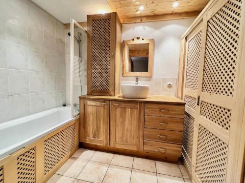 une salle de bain avec un lavabo et une baignoire dans l'établissement Résidence Les Oursons - Appartement huit personnes au pied des pistes MAE-3894, à Notre-Dame-de-Bellecombe