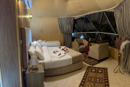 1 dormitorio con 1 cama y sala de estar en Xperience golden rum camp en Wadi Rum