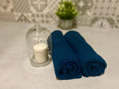 a blue towel and a candle on a counter at Appartement près de Novotel face au parc in Mohammedia