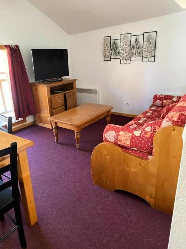 une chambre avec un lit, une table et une télévision dans l'établissement Résidence Cristallines - 3 pièces 6 personnes MAE-0054, à Orcières