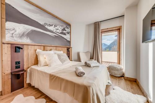 une chambre avec un grand lit et une fenêtre dans l'établissement Résidence Le Grand Bouquetin - 2 Pièces pour 6 Personnes MAE-0024, à Champagny-en-Vanoise