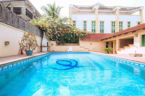 拉各斯的住宿－2 Bed Luxury Apartment in Oniru VI Lagos，大楼前的游泳池