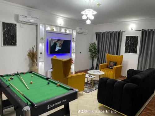 拉各斯的住宿－2 Bed Luxury Apartment in Oniru VI Lagos，客厅配有台球桌和家具
