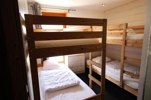 a couple of bunk beds in a room at Chalet Des Domaines De La Vanoise - Confortable appartement au calme, à 1km du village et 5 km de la station MAE-3134 in Peisey-Nancroix