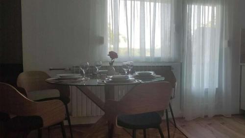 een eettafel met borden en wijnglazen bij Apartments with a parking space Slunj, Plitvice - 22111 in Slunj