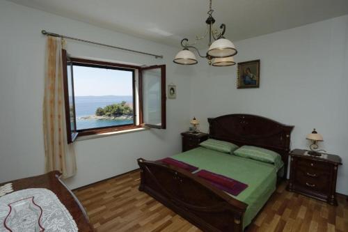 Ένα ή περισσότερα κρεβάτια σε δωμάτιο στο Seaside apartments with a swimming pool Selca, Brac - 22810