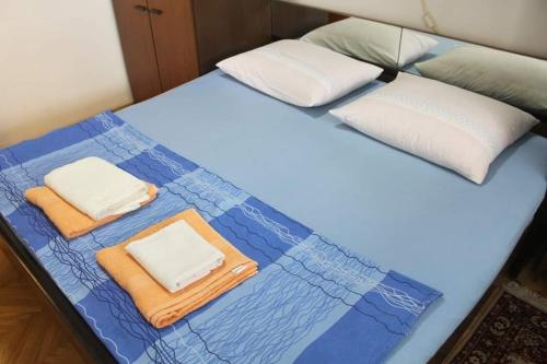 Apartments with parking space Novi Vinodolski - 22393