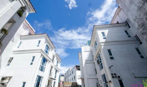 two white buildings are next to each other at White Cotton Candy Homestay in Hualien City