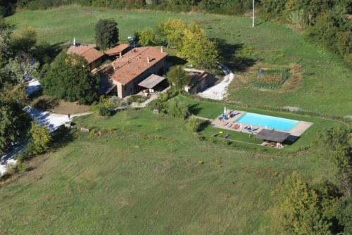 uma vista aérea de uma casa numa colina com uma piscina em Appartement in Figline Valdarno mit Terrasse, Grill und Garten em Figline Valdarno
