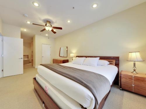 een slaapkamer met een groot bed en een plafondventilator bij Freestyle in Brian Head