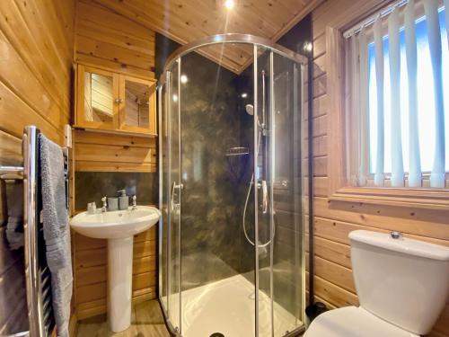 ein Bad mit einer Dusche, einem WC und einem Waschbecken in der Unterkunft Magnolia Lodge-uk46280 in Camerton