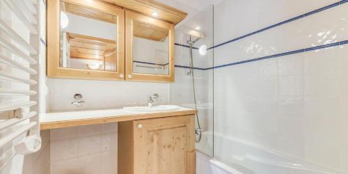 une salle de bain avec un lavabo et une douche dans l'établissement Résidence Les Alpages - 3 Pièces pour 6 Personnes MAE-7404, à Champagny-en-Vanoise